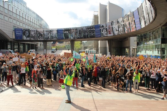 1000 burgers betogen voor het klimaat aan de voet van het Europees parlement 1000 burgers betogen voor het klimaat aan de voet van het Europees parlement